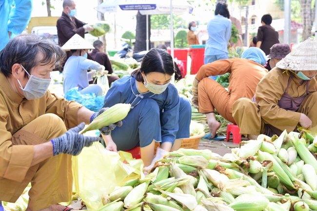 Chùa Hoằng Pháp: Tiếp tục hỗ trợ người dân khó khăn trong đại dịch Covid (đợt 8)